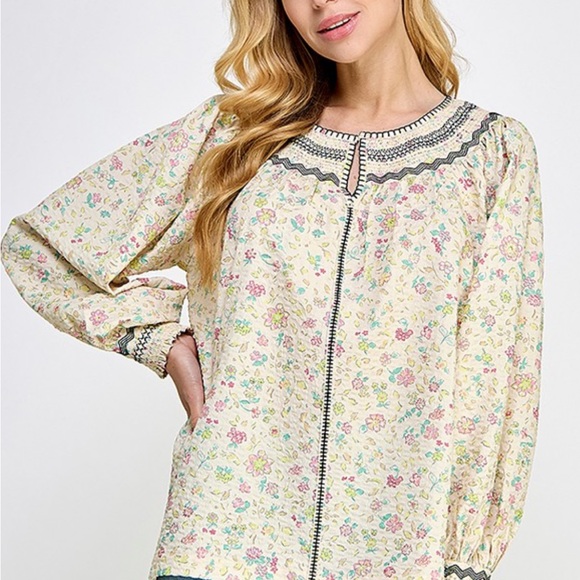 Cream with flowers blouse - Picture 3 of 6